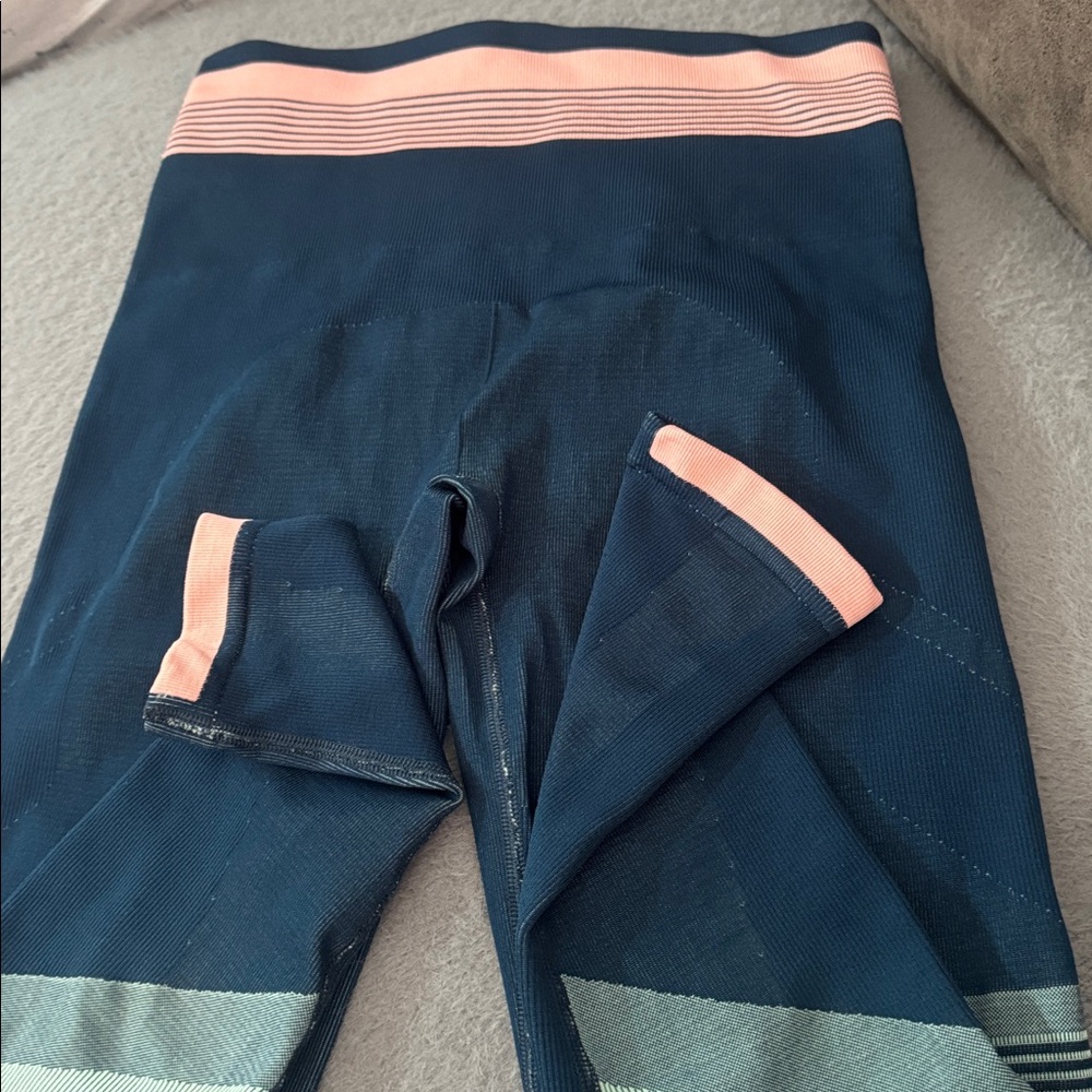 LNDR
Leggings in Navy and Peach - Picture 2 of 4